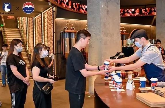 消费者排队购买联名“酱香拿铁”。截图自贵州茅台集团官网。