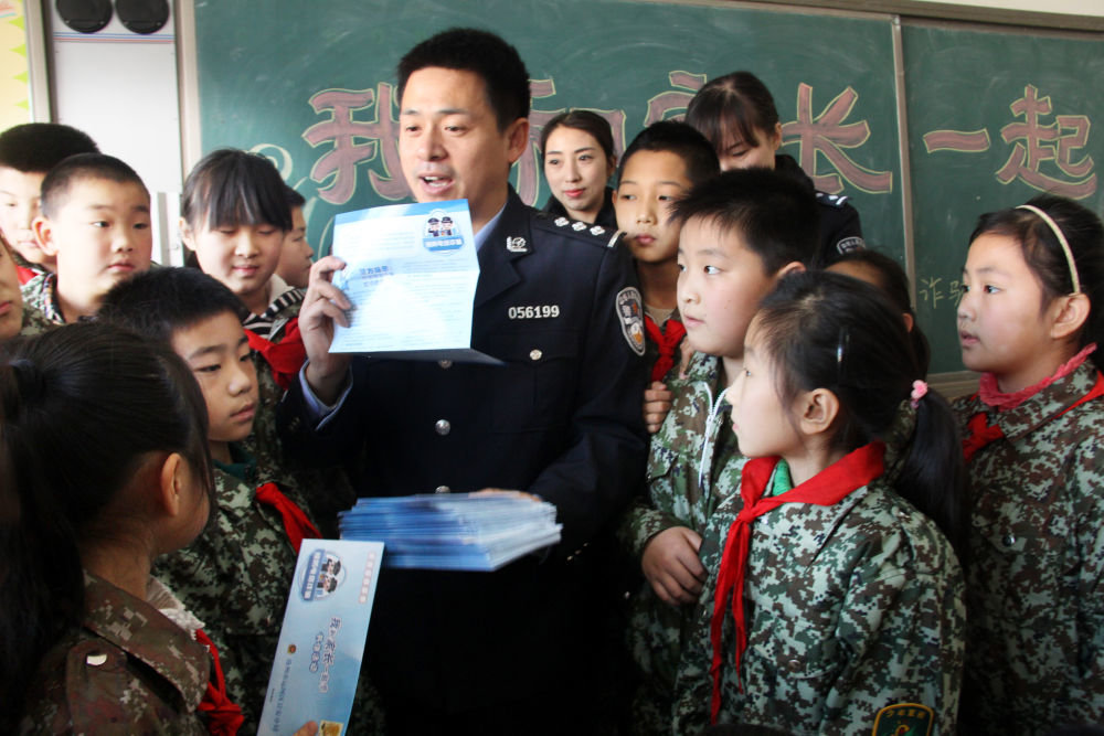 在一次普法宣传进校园活动中，刘亚斌给学生们讲解反诈知识。（沧州市公安局供图）
