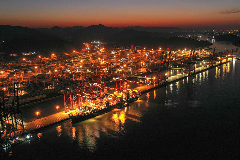 夜幕下,一艘货轮停靠在宁波舟山港穿山港区集装箱码头(1月31日摄,无人