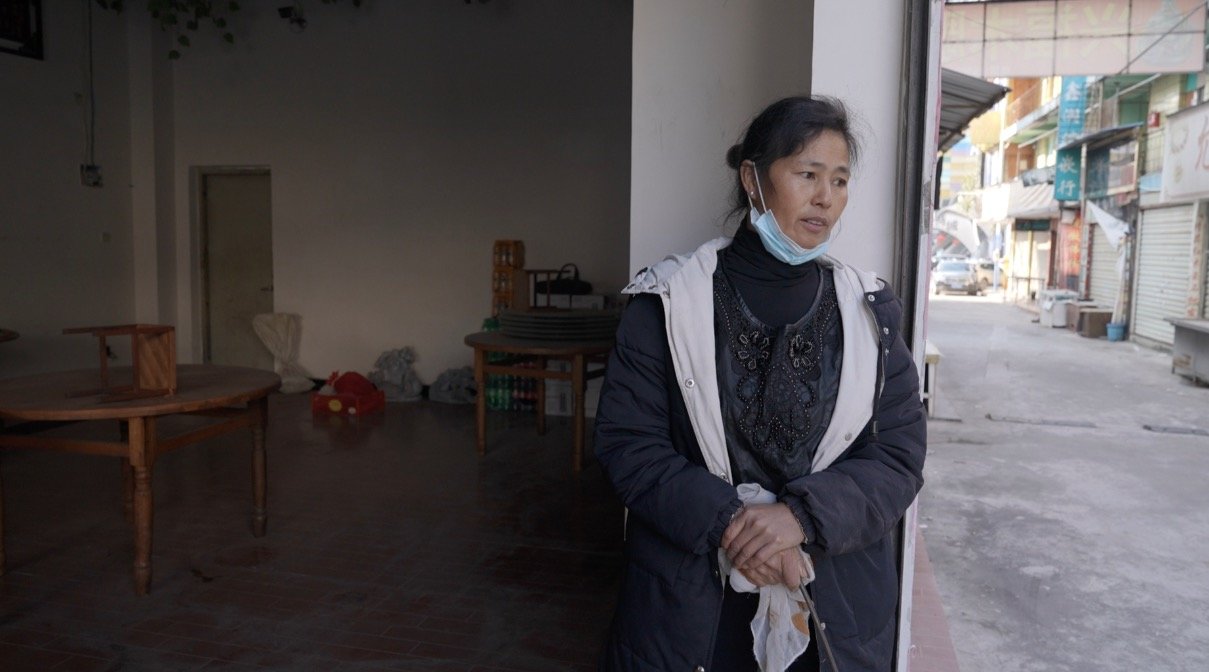 1月8日,瑞丽姐告国门附近,江姐站在自己的饭店门口。