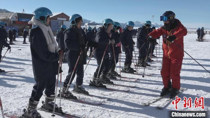 乌鲁木齐县中小学生在高山滑雪场上体育课。唐娟摄