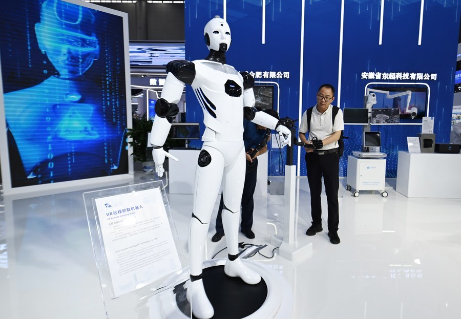 9月20日，观众在2023世界制造业大会上参与互动体验。新华社记者 周牧 摄