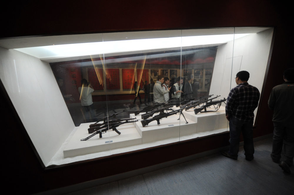 ↑ 观众在盐城新四军纪念馆内参观枪支等实物展品（2011年5月26日摄）。
