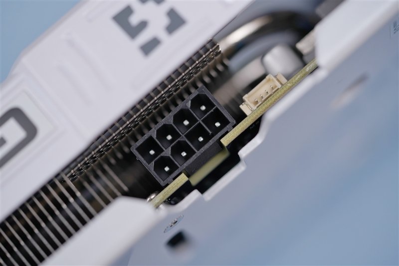 纤薄身材也能满血发挥!耕升RTX 4070踏雪评测:2K游戏通吃的高颜值显卡