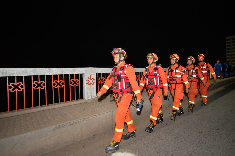 天津消防战士图片