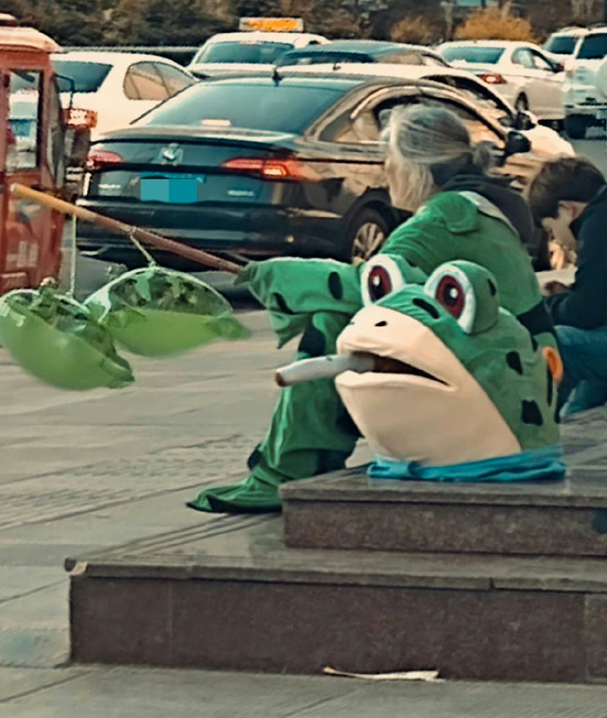 卖崽青蛙”脱下头套后，我再也笑不出来