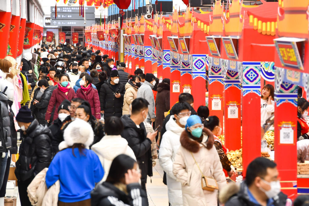 1月19日,市民在吉林长春市中东大市场年货大集选购年货