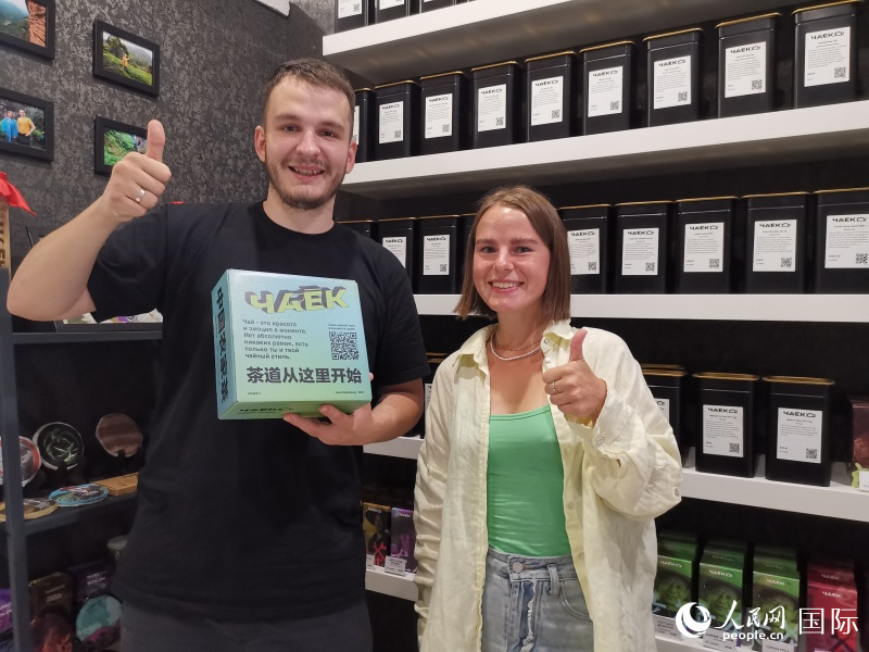 马克西姆和妻子达丽娅在圣彼得堡茶叶店内展示产品.人民网记者 杨倩摄