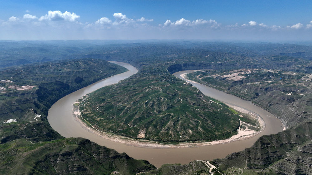 在山西省石楼县辛关镇拍摄的黄河奇湾（2023年8月3日摄，无人机照片）。新华社记者 詹彦 摄