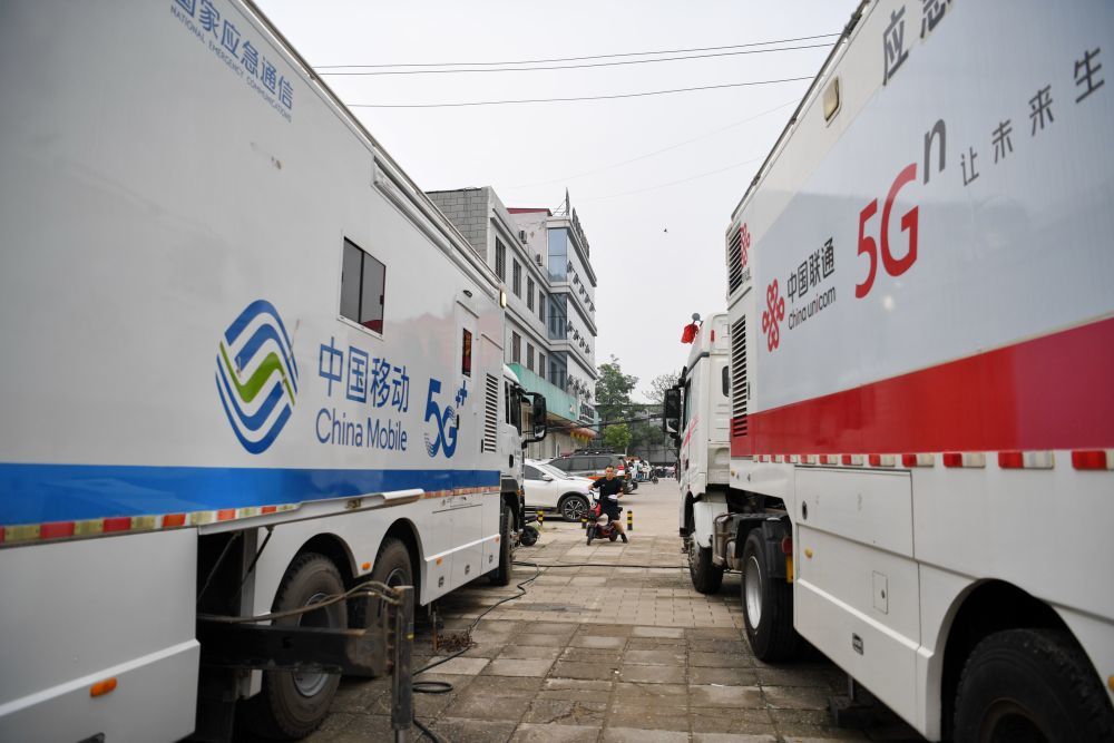↑8月3日，应急通讯车辆停靠在涿州市第三中学安置点外。