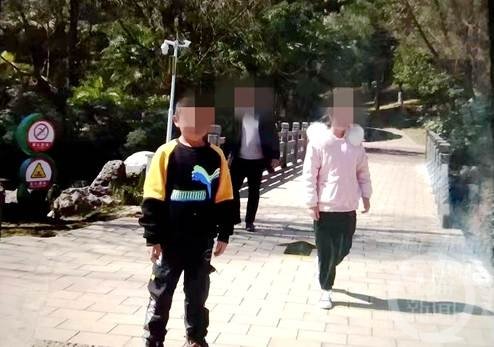 ▲遇害的张盖的侄子和侄女(前两人)。