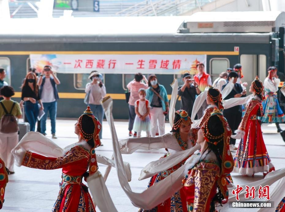 5月28日，北京援藏重点支持项目——2023年首趟“心连心&middot;京藏号”旅游列车载着400多名游客从北京西站发车。该旅游列车全程共计14天，将途经西宁、拉萨、林芝、山南等地。图为舞蹈演员在站台上跳起藏族舞蹈为游客送行。