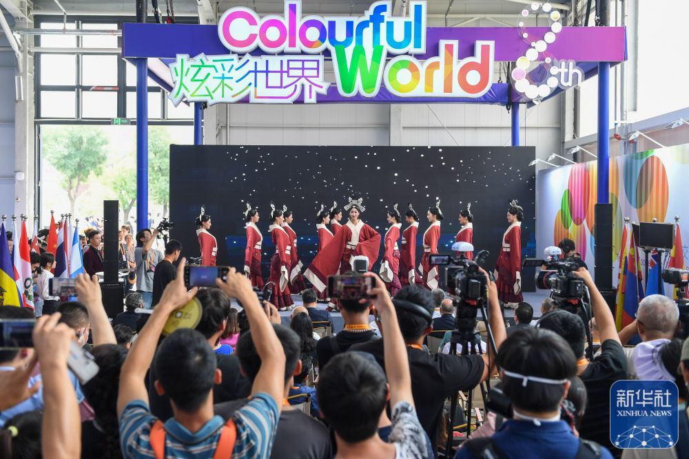 ↑9月2日，在“一带一路”沿线国家特色文化展示活动开幕式上，演员表演舞蹈。