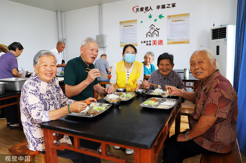 2022年9月22日，浙江台州，路桥区桐屿街道立新村的老人正在村内的养老照料中心享受免费午餐 图源：视觉中国