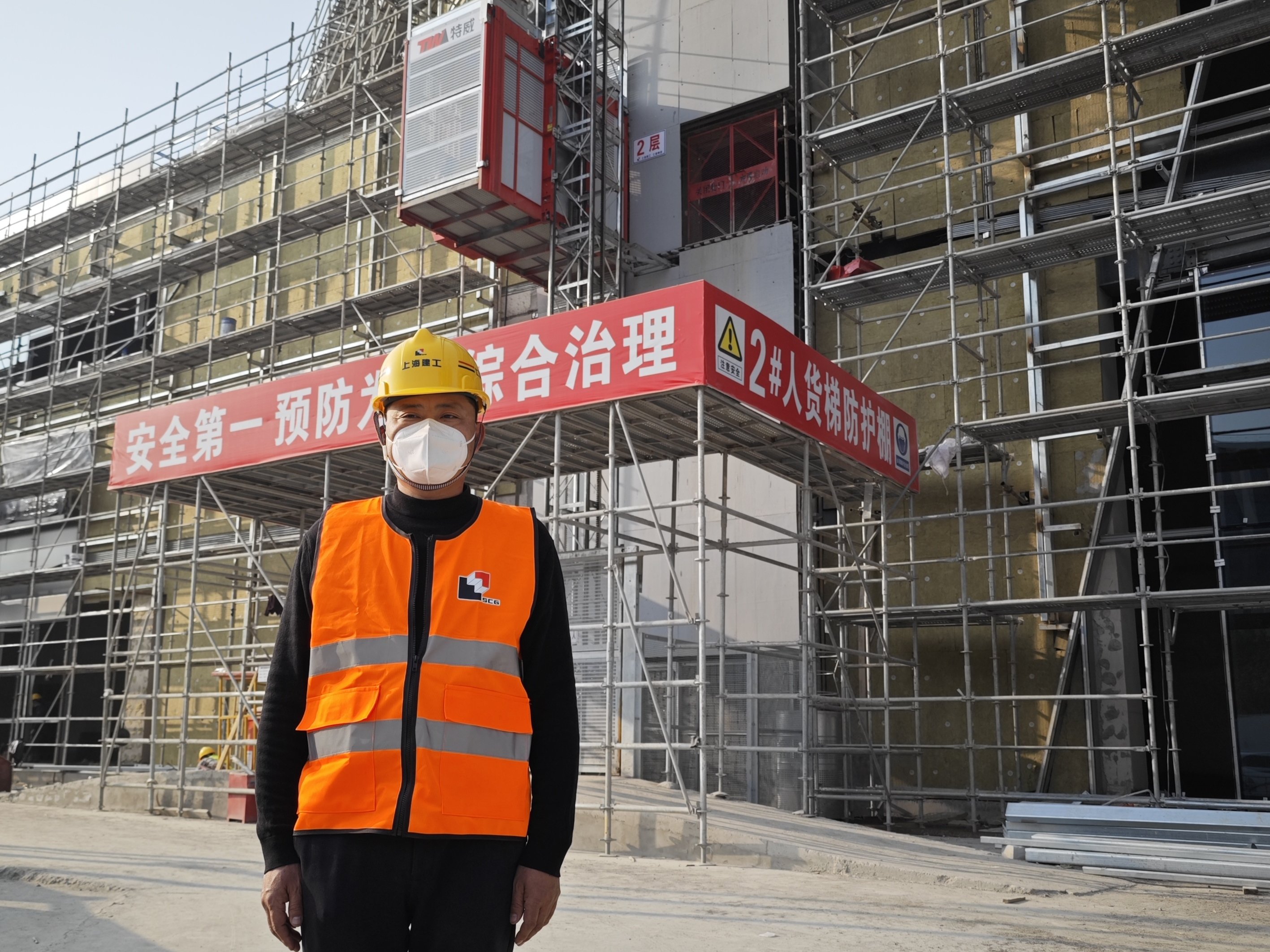 陆明友在工地上。受访单位 供图