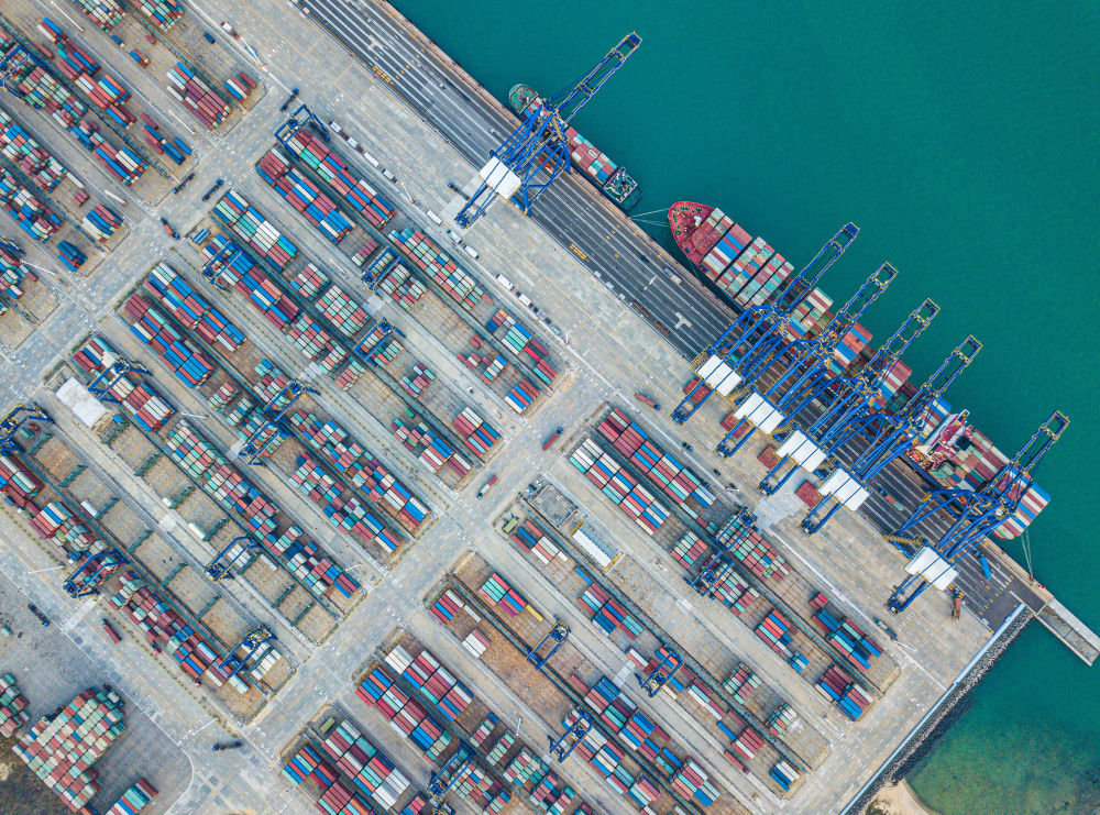 在海南环新英湾地区拍摄的洋浦国际集装箱码头（无人机照片，2月28日）。新华社记者 蒲晓旭 摄