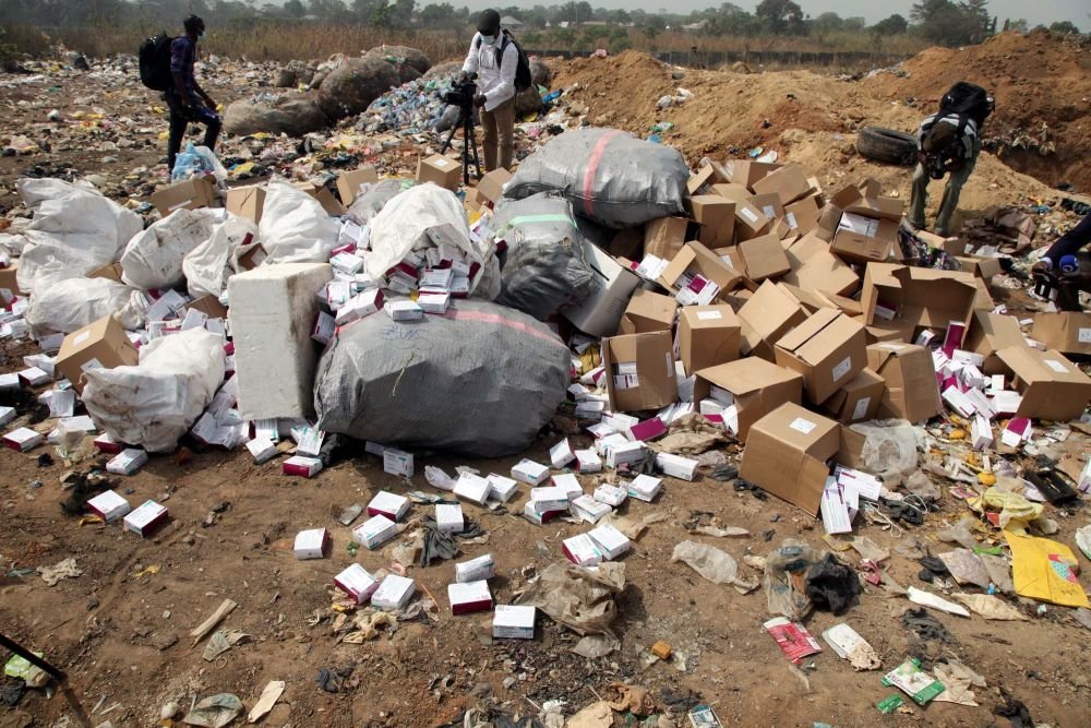 这是2021年12月22日在尼日利亚首都阿布贾郊区拍摄的过期阿斯利康新冠疫苗销毁现场。新华社发(彼得·奥巴摄)