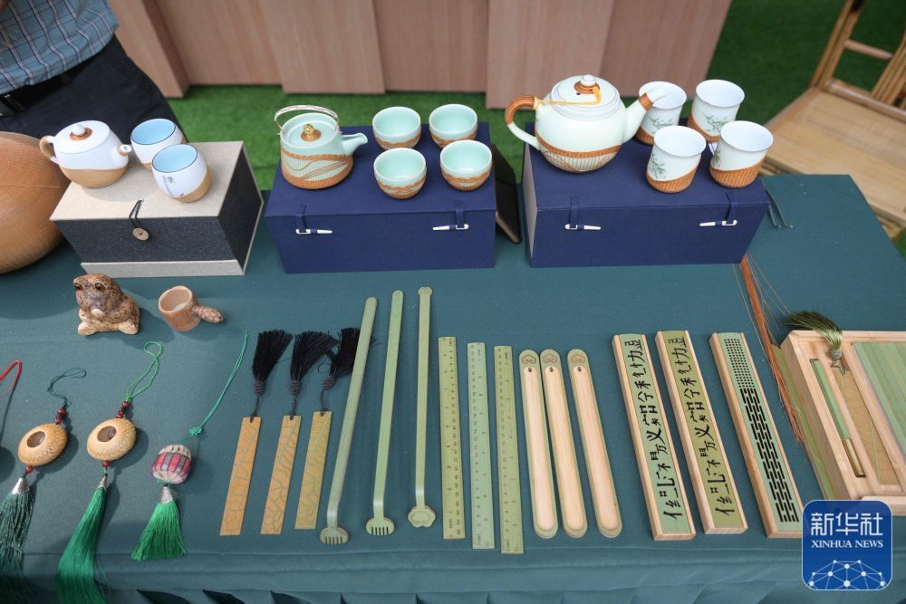 ↑ 这是7月12日拍摄的主媒体中心传统文化传播区的四川竹编产品展示。新华社发(魏麟潇摄)