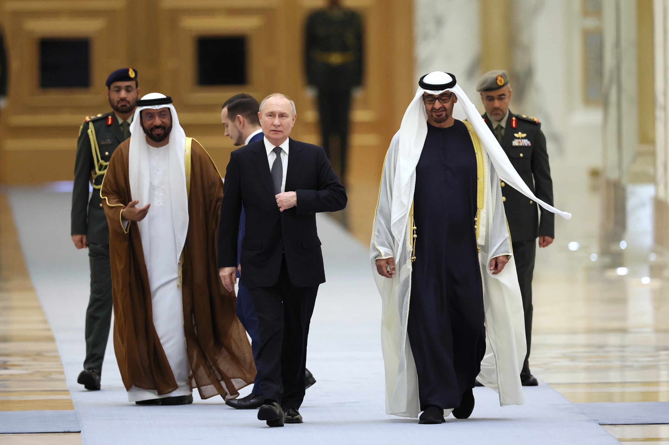 本天时候2023年12月6日，阿联酋阿布扎比，阿联酋总统穆罕默德访答到访的俄罗斯总统普京。IC photo 图