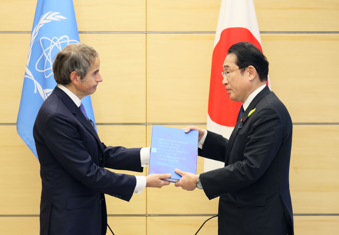 〓 7月4日，国际原子能机构总干事格罗西将报告递交给日本首相岸田文雄。