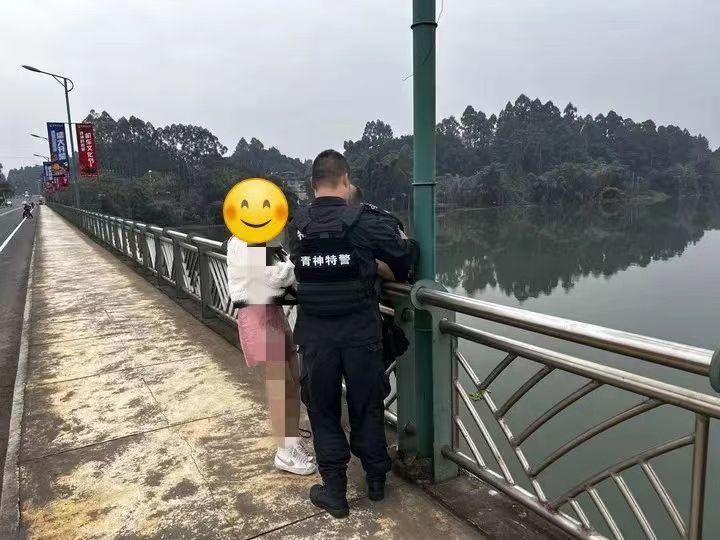 ▲民警与欲轻生男子的妻子一同将其救回