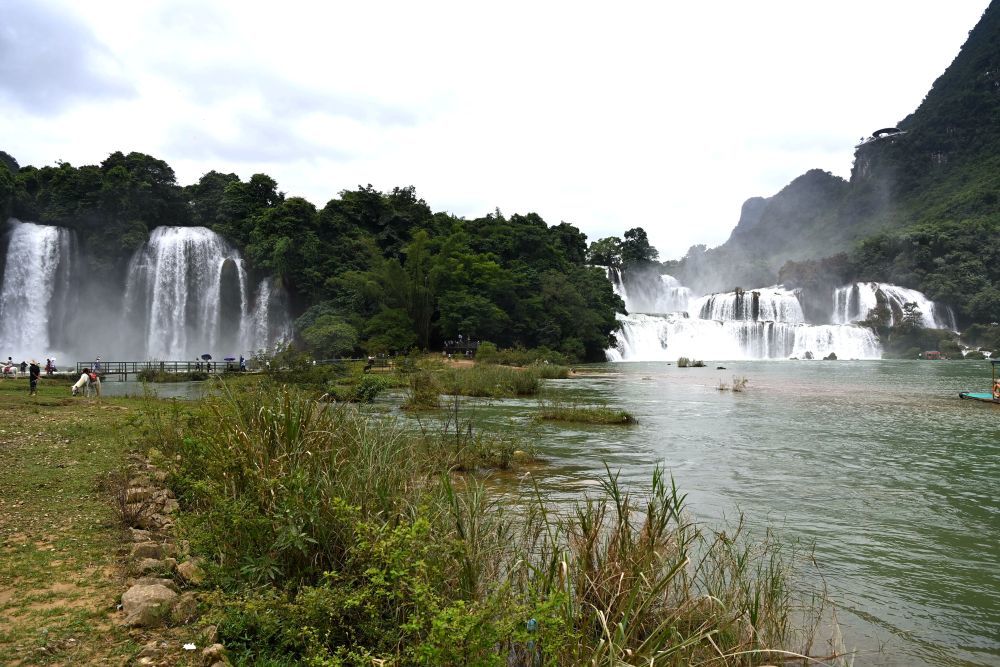 这是2023年9月15日在中越德天（板约）瀑布跨境旅游合作区内拍摄的板约瀑布（左）和德天瀑布。新华社记者 曹祎铭 摄