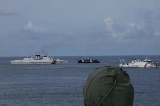 中国海警拦阻非法冲闯黄岩岛潟湖的菲公务船  图源：“中国海警”微信公众号