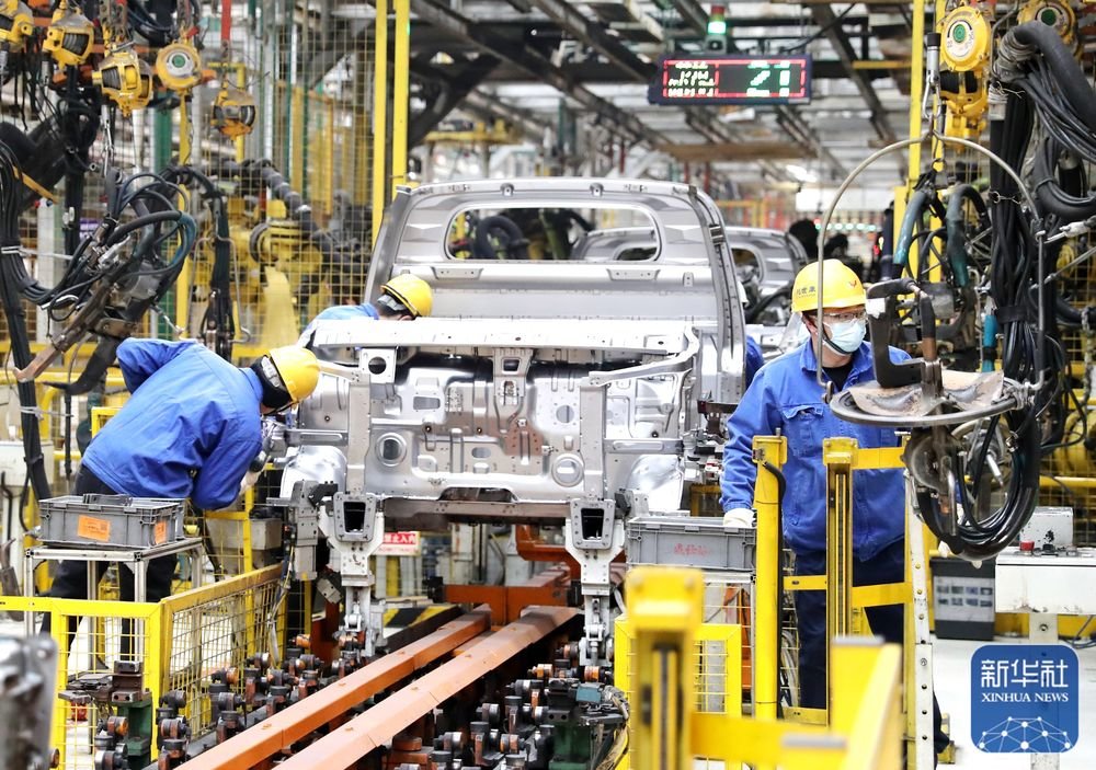1月28日，工人在上汽通用五菱青岛分公司的生产车间进行焊接作业。新华社发（张进刚 摄）