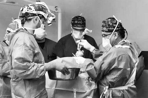 医生为人类移植第二颗猪心脏。图片来源：Tom Jemski