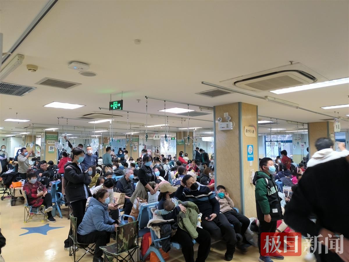 家长拿撑衣杆给孩子输液