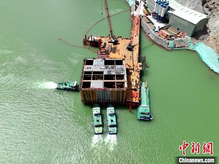 图为索同坡黄河特大桥钢围堰。 青海交控集团 供图