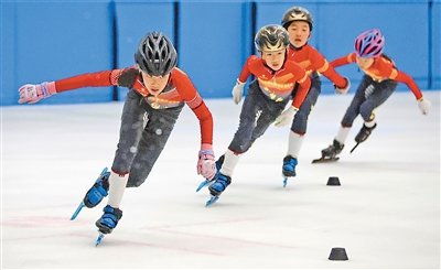 河北省秦皇岛市海港区秦旅冠军冰场内，小朋友正在练习滑冰。曹建雄摄（人民视觉）