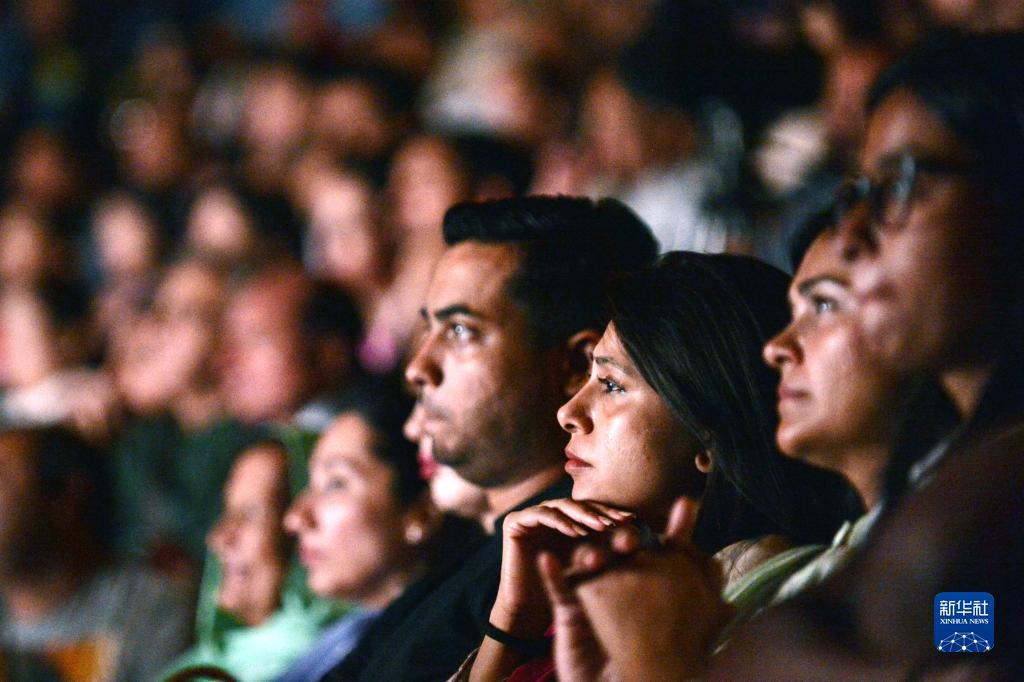 8月3日，在巴基斯坦首都伊斯兰堡，观众在国家艺术委员会剧院观看中巴合拍电影故事片《巴铁女孩》。新华社发（艾哈迈德·卡迈勒摄）