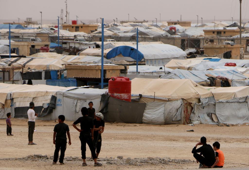 这是5月28日在叙利亚哈塞克省拍摄的霍尔难民营内的人们。位于叙利亚东北部的霍尔难民营内居住着数万名流离失所者。新华社发