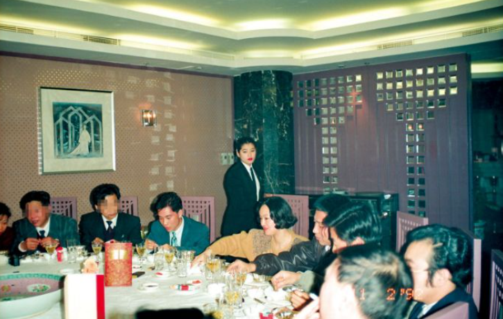 ● 1992年11月,大学毕业仅一年多的程慕阳(左三)频频出席北京的政商和媒体圈聚会。图片来源:凤凰周刊