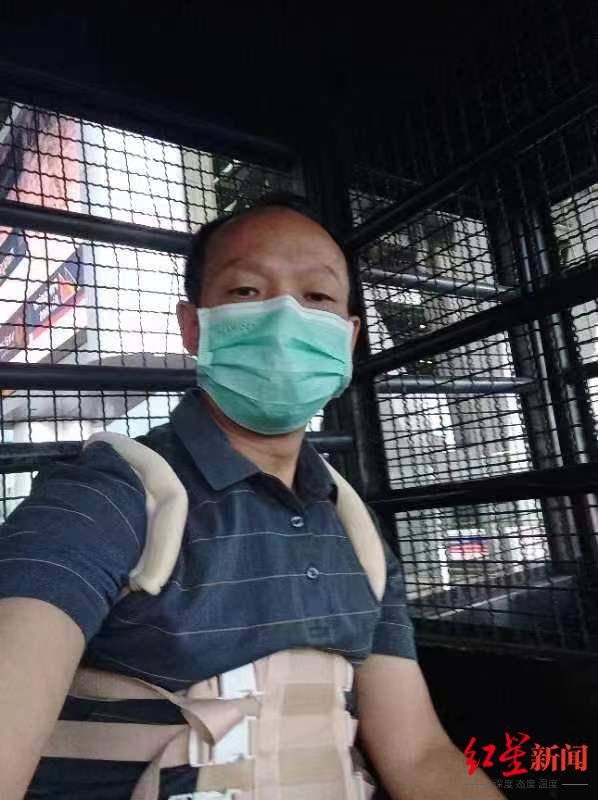 ↑幸卫林乘坐曼谷移民局囚车前往机场