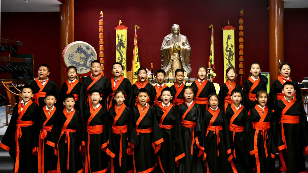 6月9日,济南大学附属小学学生在曲阜参加研学活动。新华社记者郭绪雷 摄