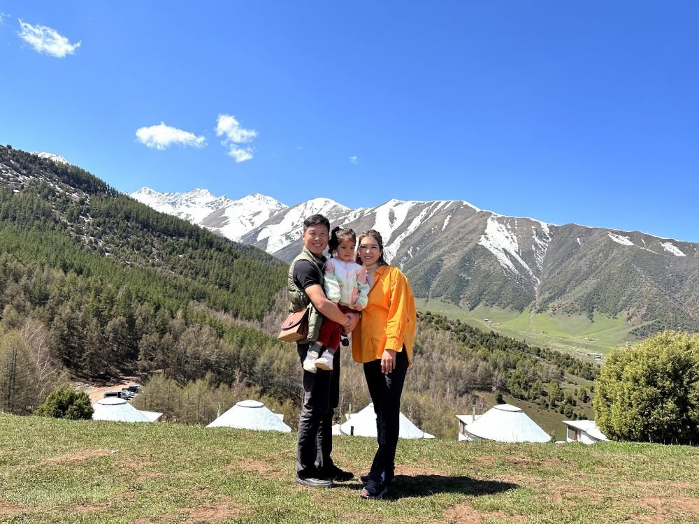 叶丽娅一家在吉尔吉斯斯坦首都比什凯克周边的山上游玩（资料照片）。新华社发