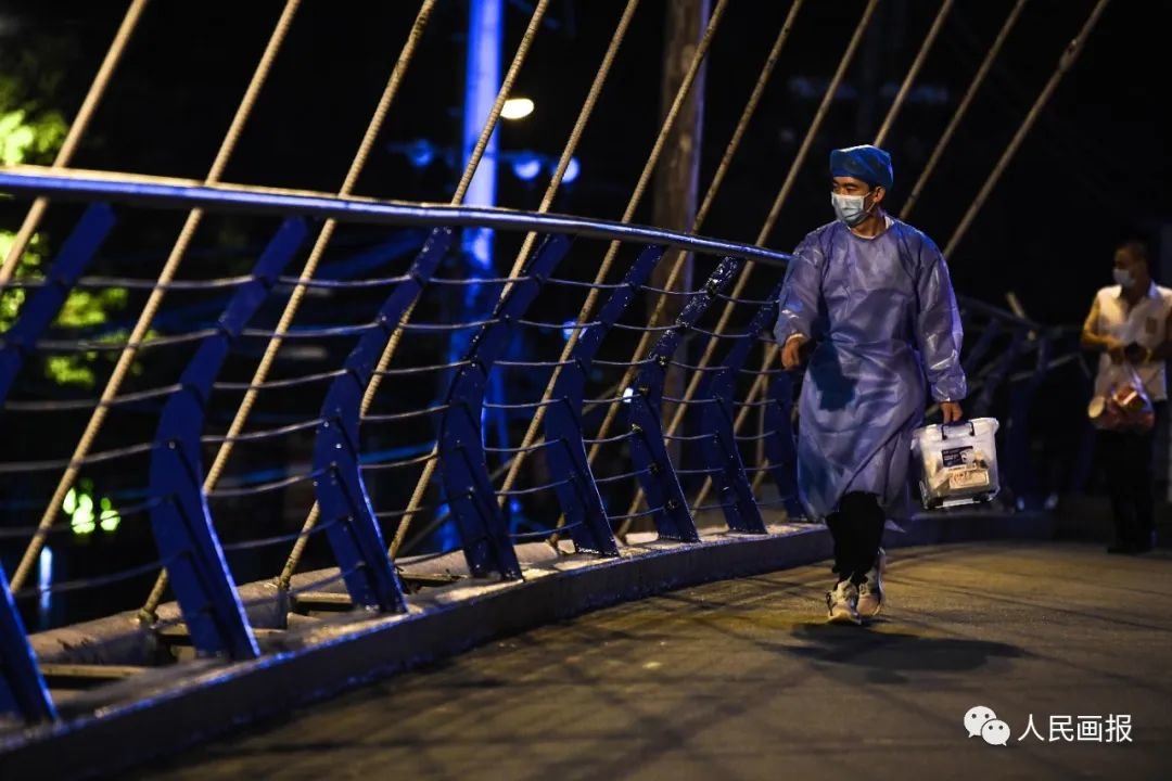 2022年9月7日夜,贵州贵阳,贵州医科大学附属医院的医护人员在给患者配送药品。摄影 杨文斌/新华社