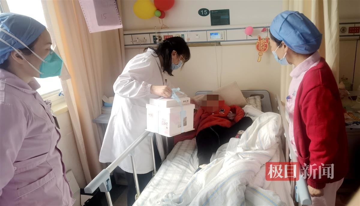 医护买蛋糕为琪琪庆生