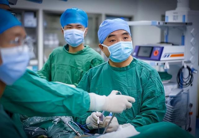 马忠厦博士团队为患者进行胸腔镜手术