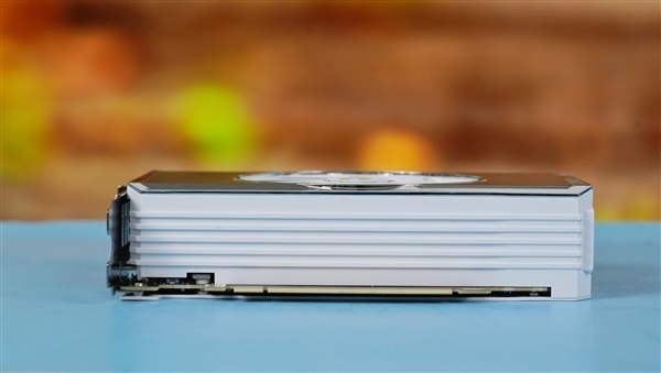 单风扇极简风!七彩虹iGame RTX 4060 Ti Mini OC 8GB显卡图赏