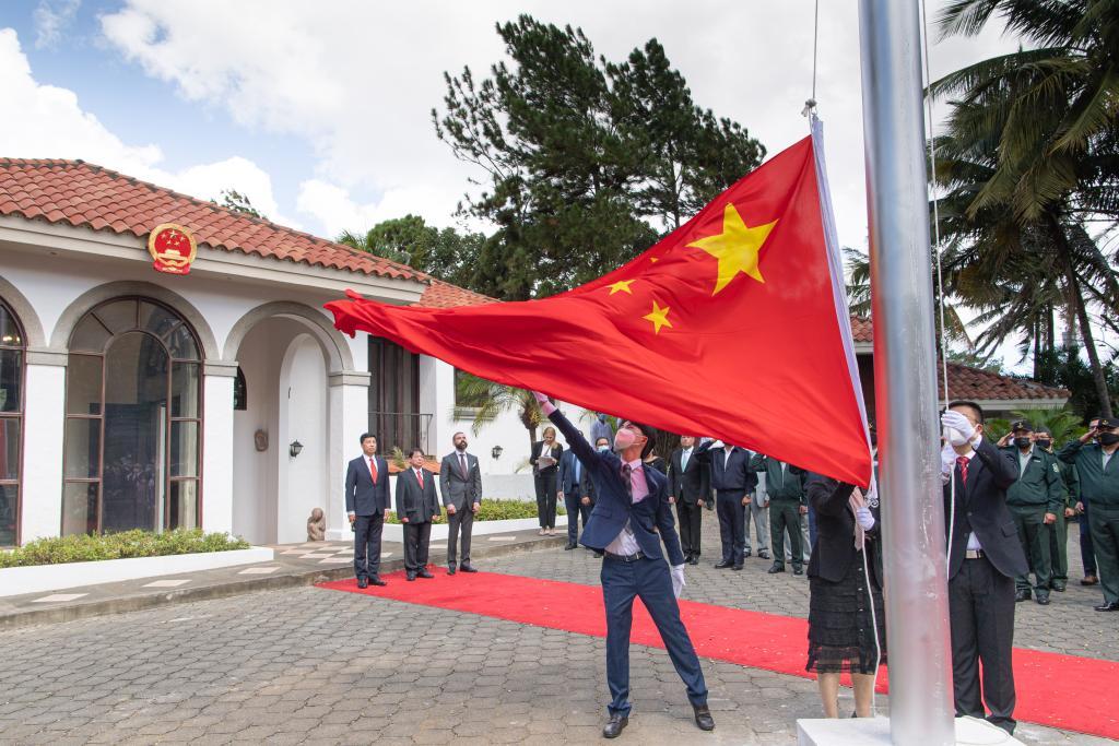2021年12月31日，在尼加拉瓜首都马那瓜举行的中国驻尼加拉瓜大使馆复馆仪式上，五星红旗伴随着《义勇军进行曲》冉冉升起。