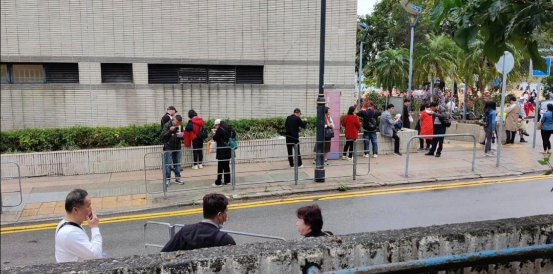 疫情前，香港很多这种团（图：东网）