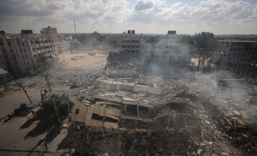 当地时间2023年10月19日，加沙，在以色列空袭后，居民楼变成废墟。