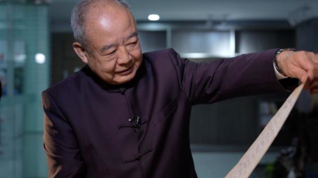 △朱荣智展示汪辜会谈晚宴菜单