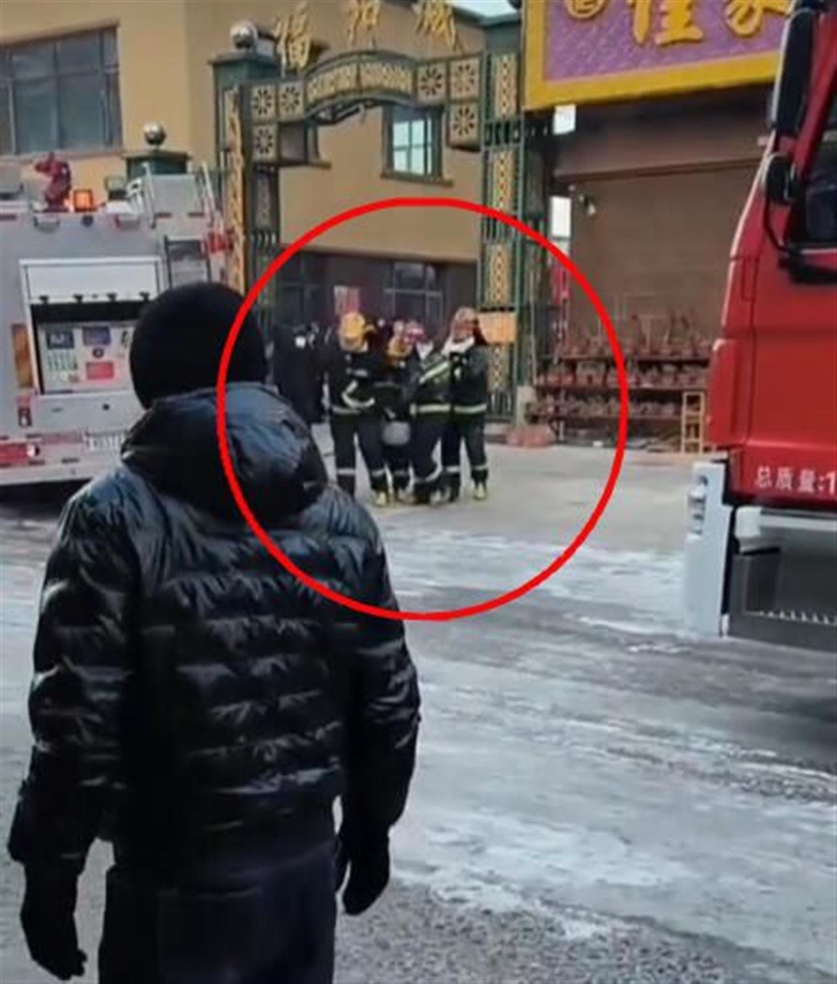 消防员救人视频截图