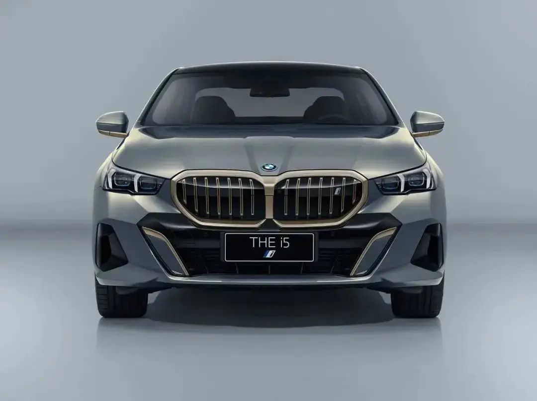 全新一代华晨宝马5系官图发布,7系同款内饰,后排配31英寸大屏_凤凰网