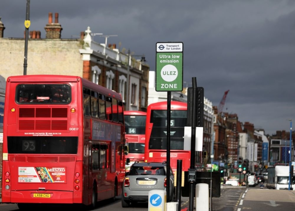 2021年10月26日，在英国伦敦，车辆经过“超低排放区”指示牌。（新华社记者李颖摄）