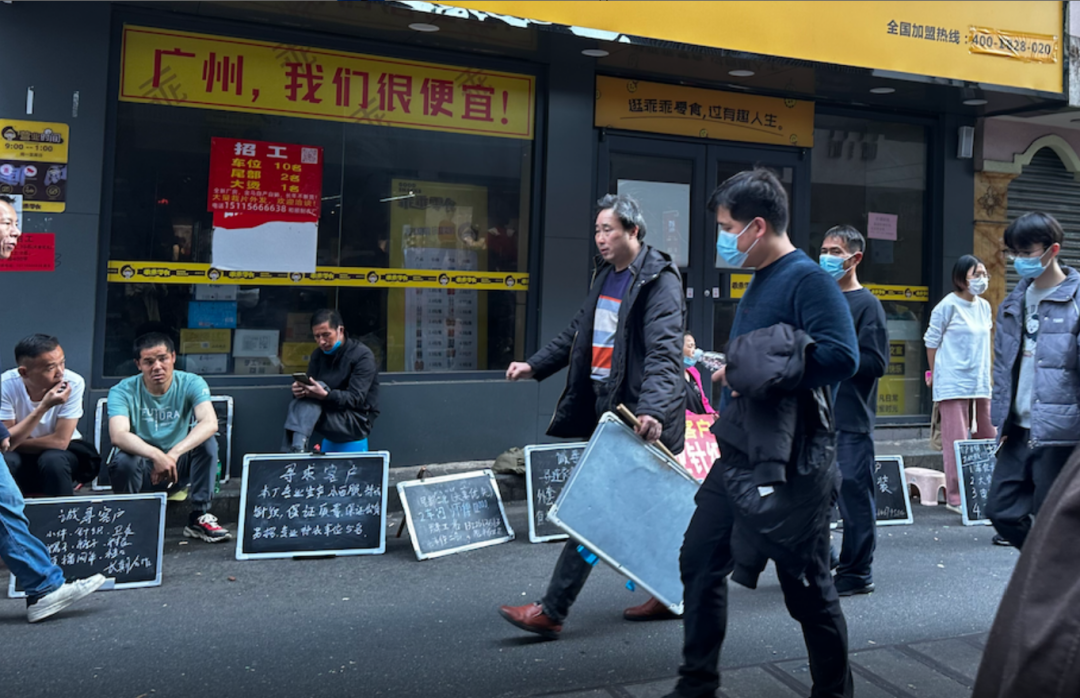 下午,招工的人潮褪去,工厂老板在路边改立小黑板“诚寻客户”。图/时代财经王莹岭摄